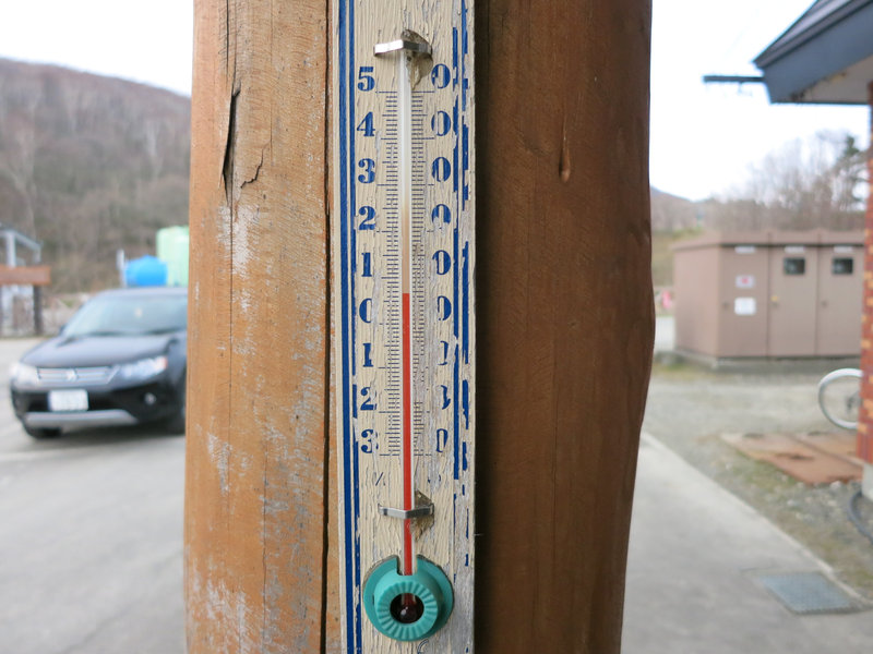ふれセン前の温度計、6℃くらい。寒い！17時